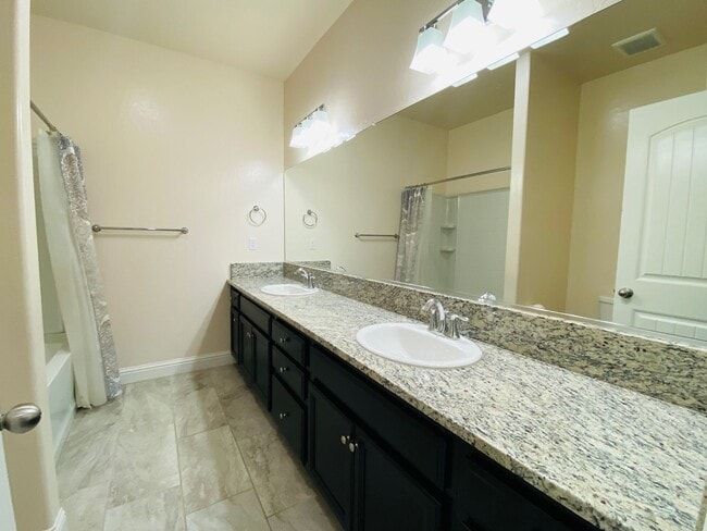 Building Photo - $3,195 Leonard & Shaw, 5 Beds - Alamos Ave...