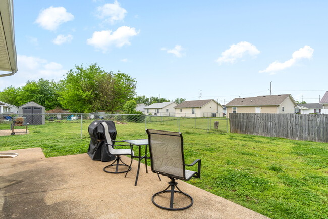 Huge fenced back yard with grill and seating. - 1050 Shadow Ridge Ave