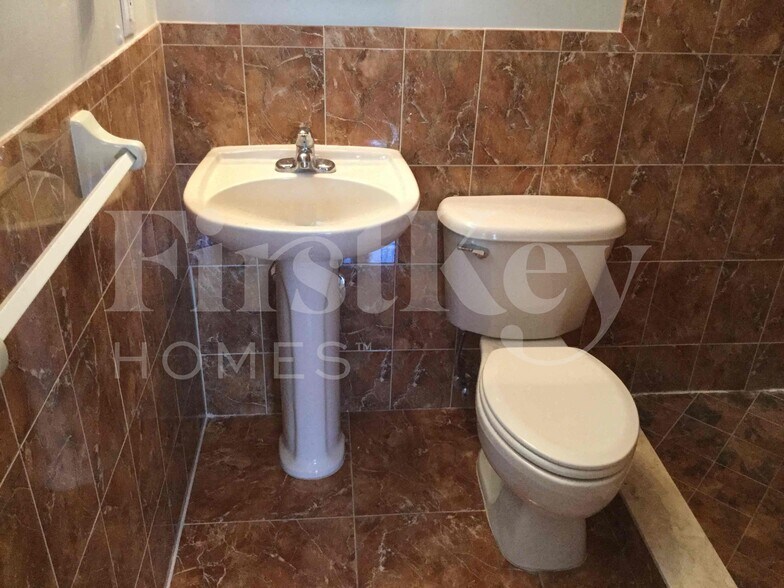 Building Photo - 3150 SW 21st St