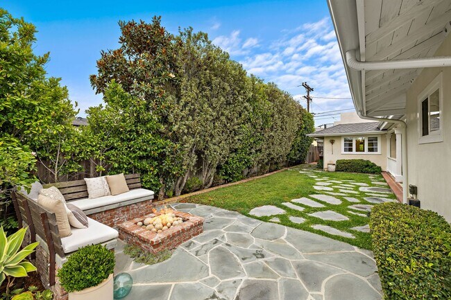 Building Photo - 806 S Ola Vista