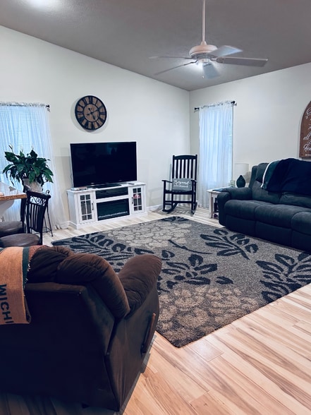 Building Photo - 9814 Sunrise Cir