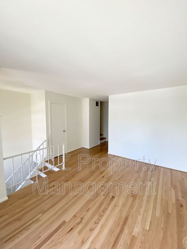 Building Photo - 722 Robinwood Dr