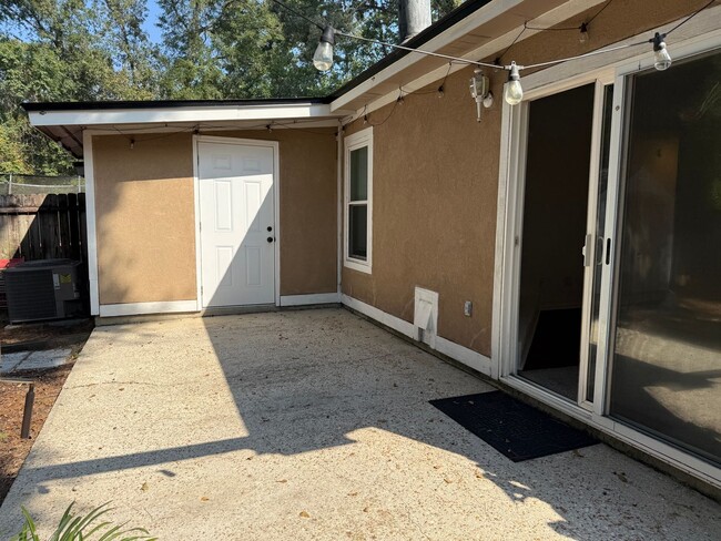 Building Photo - Renovated Duplex Near HCA & TMH