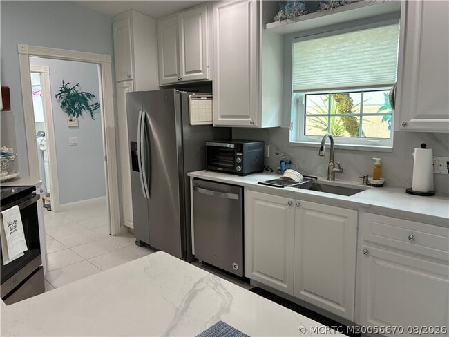 Building Photo - 9097 SE Retreat Dr