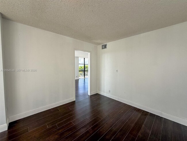 Building Photo - 1000 Parkview Dr