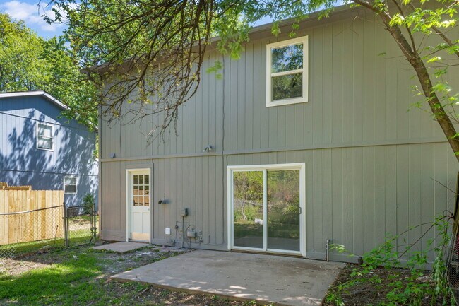 Building Photo - Spacious and updated townhome in Olathe!  1st month is Free!*