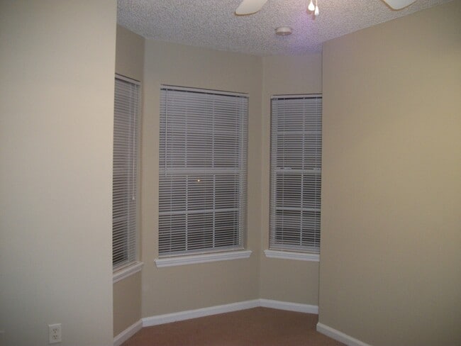 Building Photo - Spacious town home in west Jacksonville