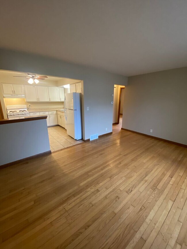 Building Photo - Lower 2 Bed/1 Bath Apartment Available!