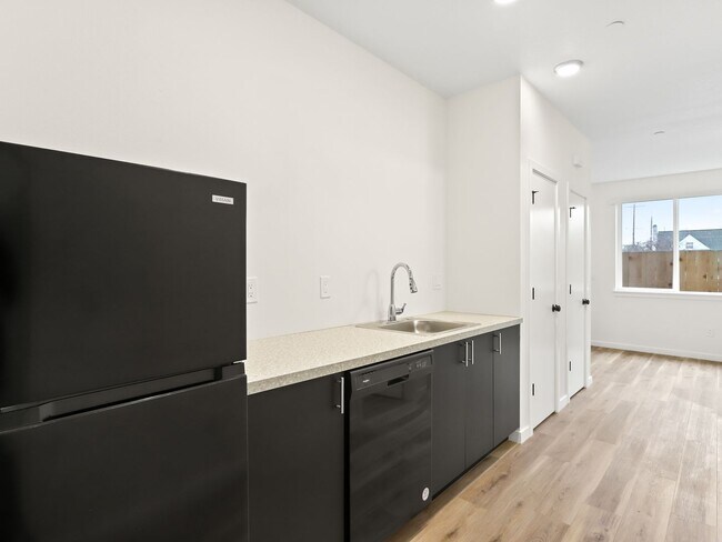 Building Photo - Vancouver Townhouses - Get 1 Month Free!