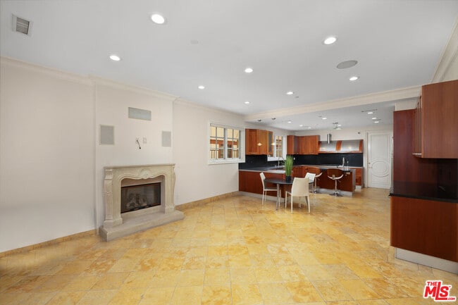 Building Photo - 314 N Palm Dr
