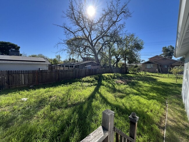 Building Photo - Recently renovated 2 bed 2 bath in Sacramento!