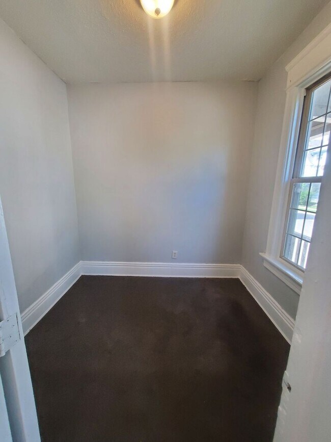 Building Photo - 2215-2217 W Mineral St. (Duplex)(ACE PROPE...