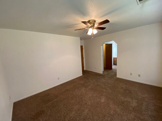 Building Photo - Lovely home for Rent in NW Visalia, located in the Oak West Neighborhood. Coming soon