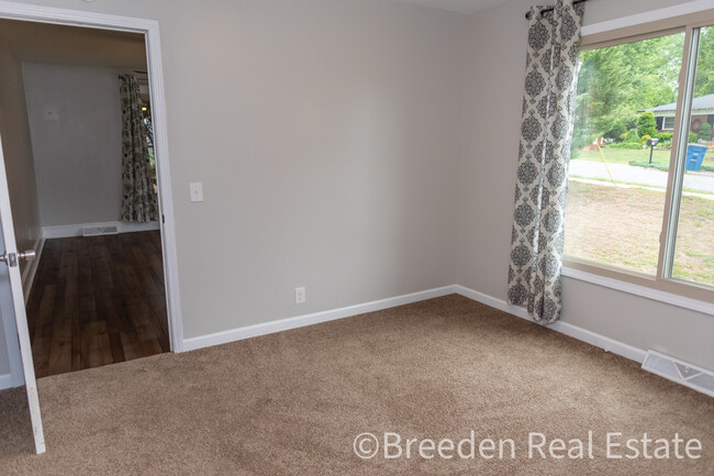 Building Photo - 112 Woodman St