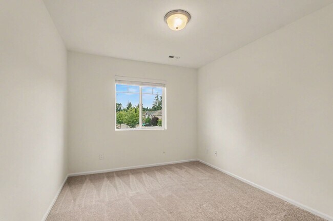 Building Photo - 3005 Eagle Loop NE