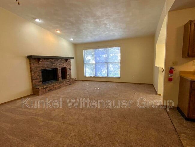 Building Photo - 700 Ganim Dr