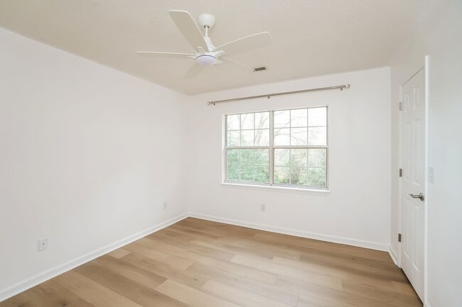 Building Photo - Stunning 3-bedroom, 2.5-bathroom home located in desirable Mt. Pleasant, SC