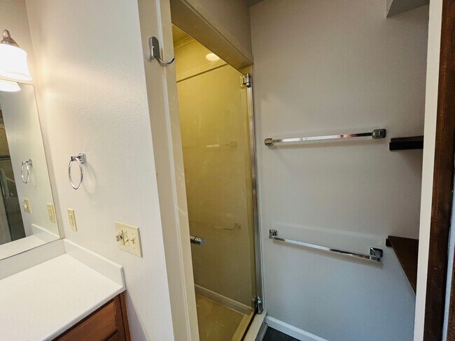 Building Photo - Charming One-Level Home in Garden Home — Near Washington Square & Trader Joe’s! Landscaping Inclu...