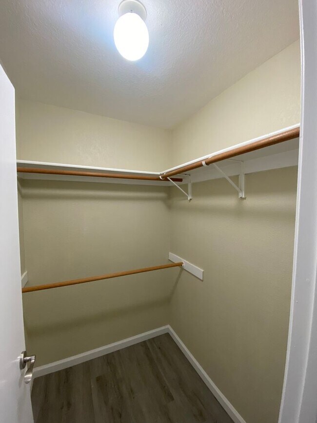 Building Photo - Amazing Condo Nestled in the Oakland Hills W/ Parking, Laundry & Patio!