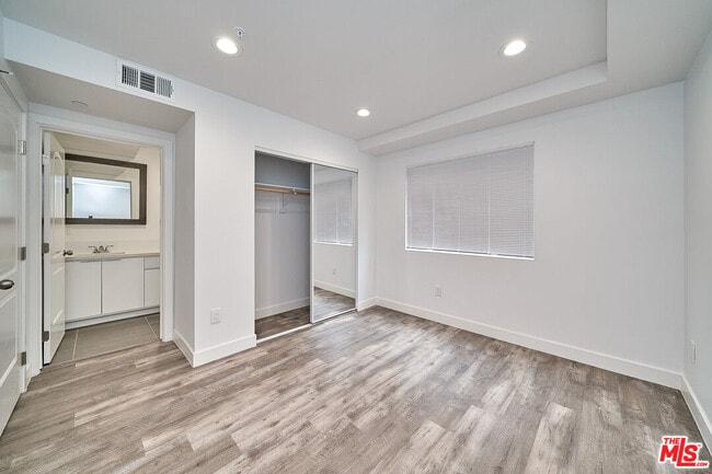 Building Photo - 601 W 41st Pl