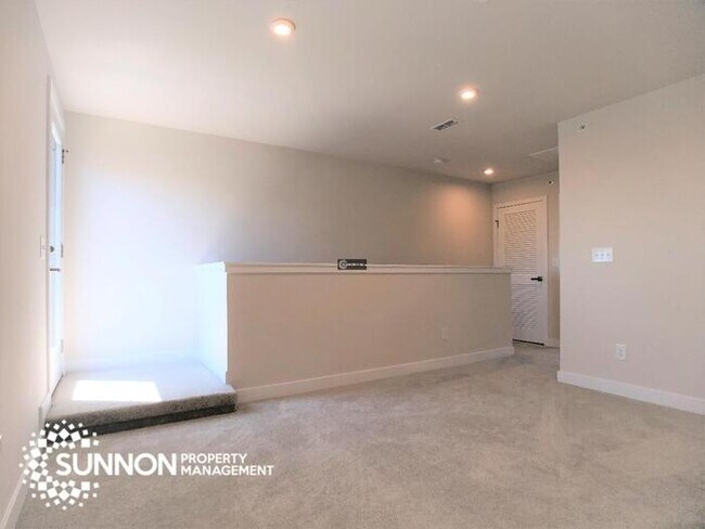 Building Photo - Beautiful 4 Story Townhome in South Charlotte!