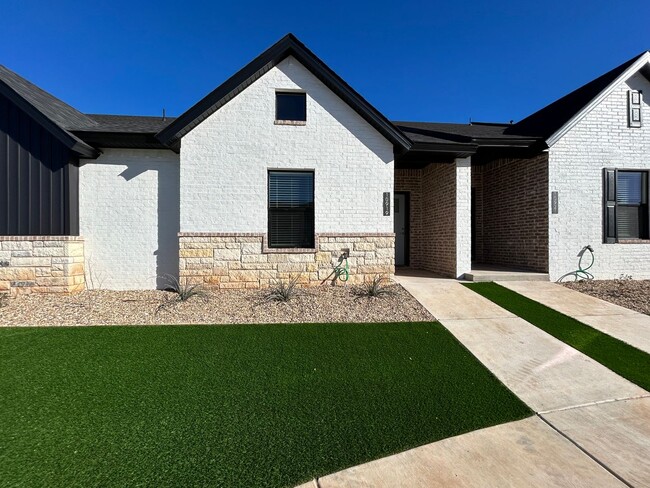 Primary Photo - Luxury Townhome in Abbey Glen Community!