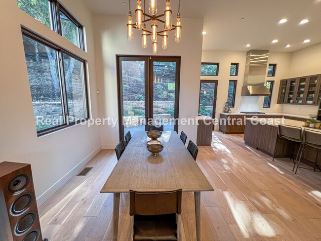 Building Photo - AVAILABLE JANUARY - Fully Furnished Modern...