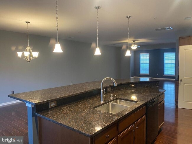 Building Photo - 8049 Crescent Park Dr