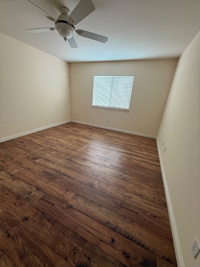 Building Photo - Spacious 5-Bed Family Home w/ 3-Car Garage Near Top Schools in Orange Crest.  One large bedroom a...