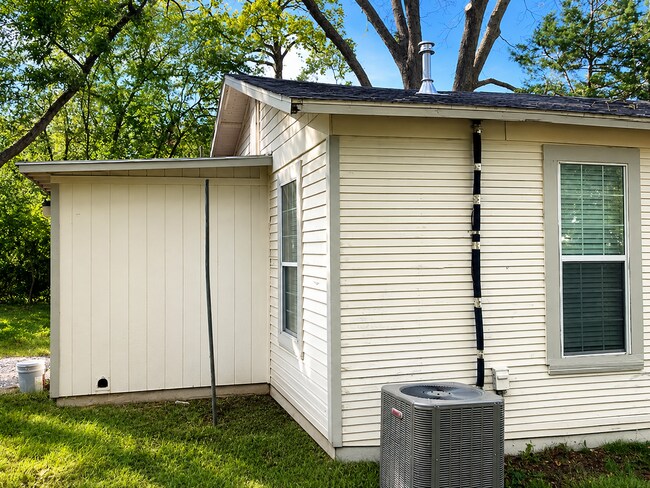 Building Photo - 1218 W Crawford St