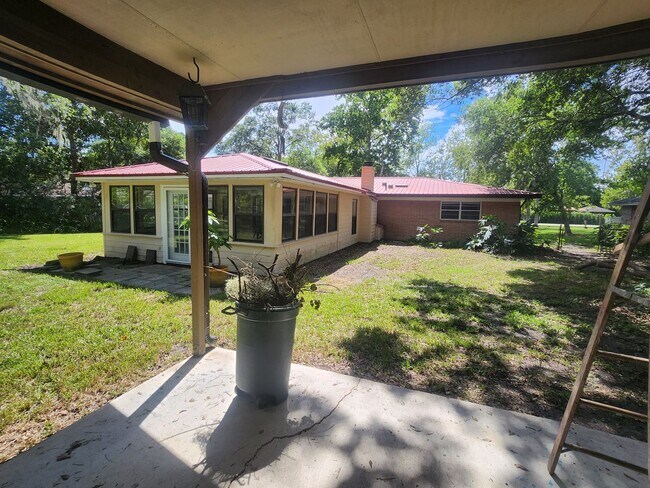 Building Photo - Country Living right off of Baymeadows Road