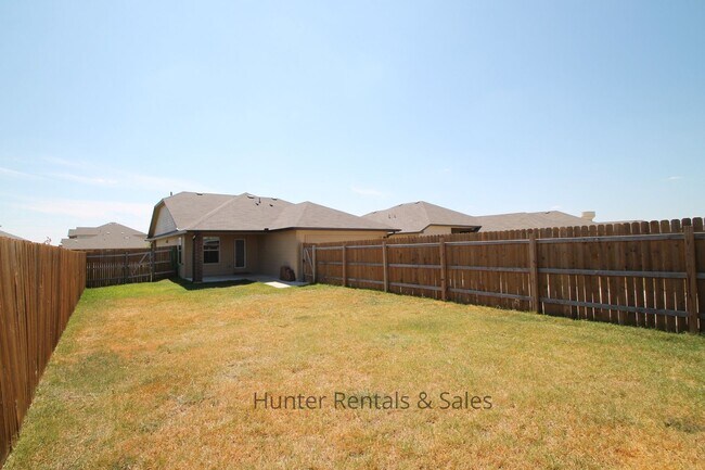 Building Photo - Charming Bungalow Style Home with Modern C...