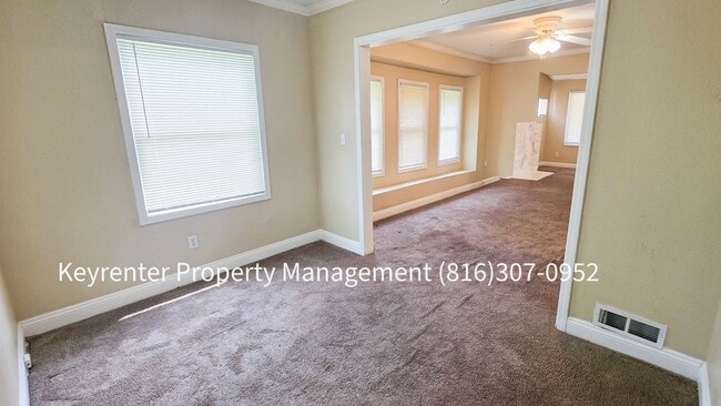 Building Photo - 4 Bed, 1 Bath Home available now!