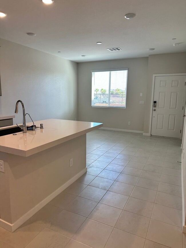Building Photo - Brand New Town Home!