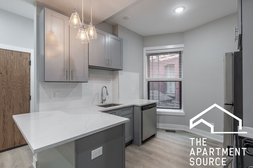 Building Photo - 454 W Belden Ave