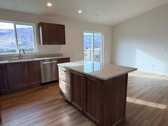 Building Photo - BRAND NEW construction! 3 beds, 2 baths, double garage, deck with VIEWS and more!