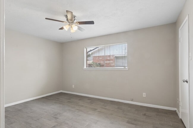 Building Photo - 3215 Palm Desert Ln