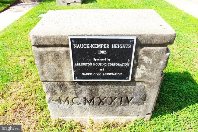 Building Photo - 2055 S Lincoln St