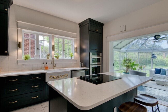 Building Photo - Spacious Living in a Prime Christiansburg ...