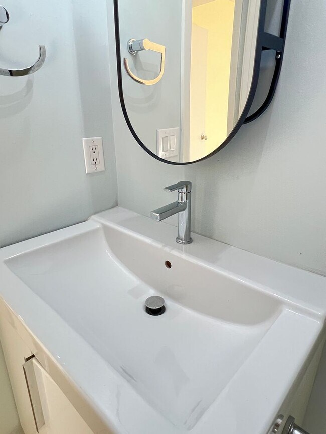 Building Photo - Introducing a charming condo in the heart of Wilmington, NC.