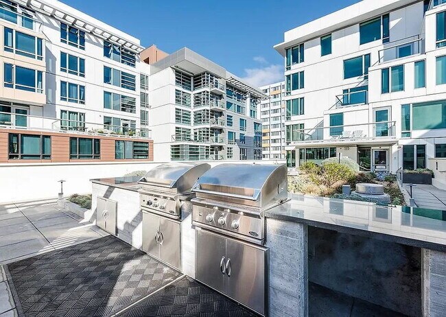 Building Photo - 400 Clementina St