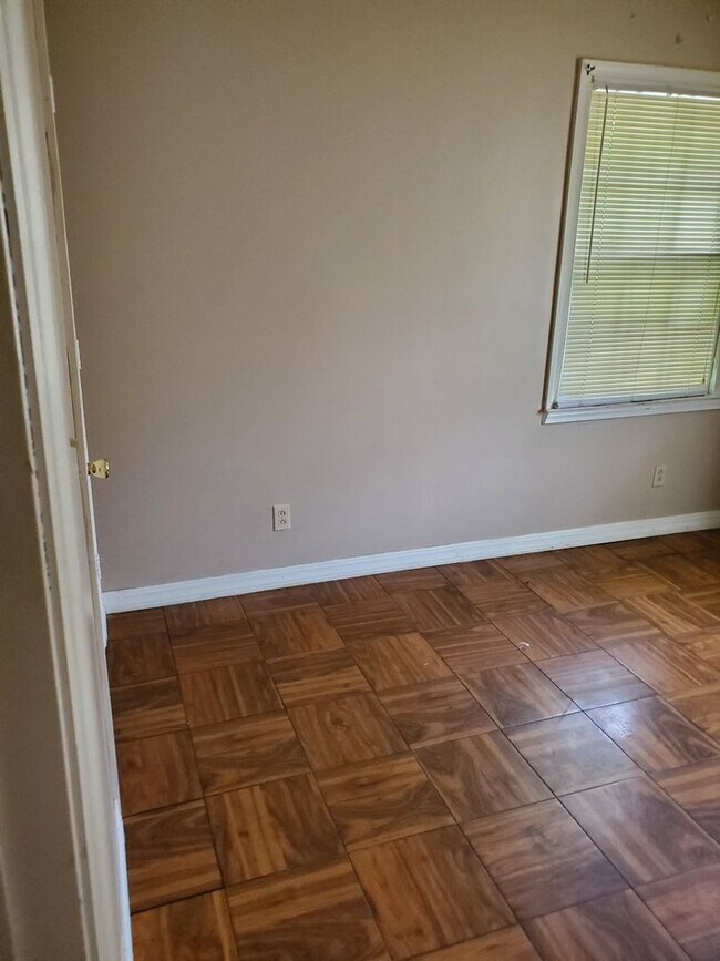 Building Photo - E 4th St Duplex