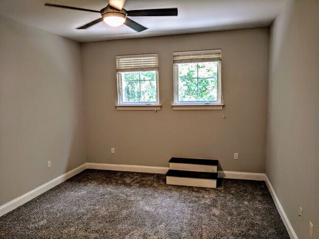 Building Photo - An amazing Townhouse for people who like big open space down Bedroom 4 Bathroom 3.5