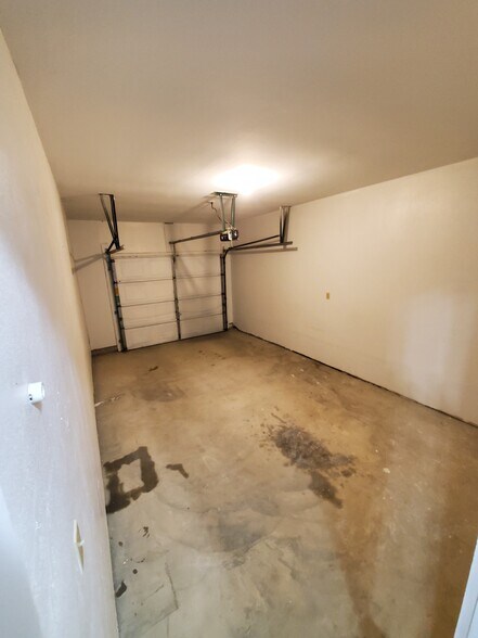 Building Photo - 12 Pebble Ct