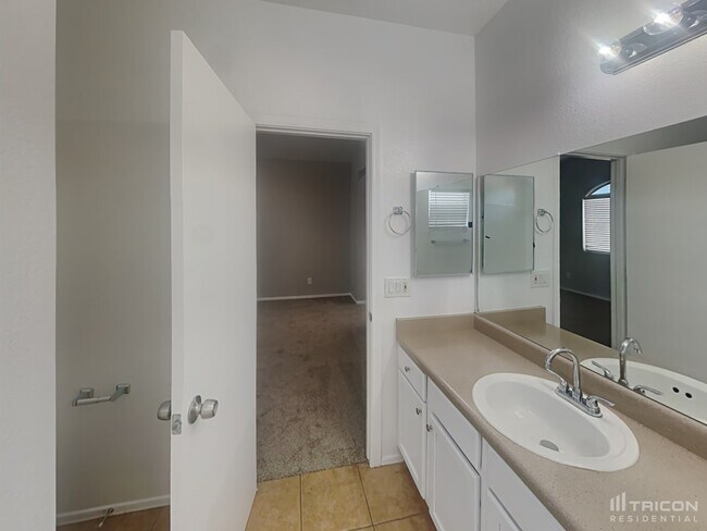 Building Photo - 1750 W Union Hills Dr