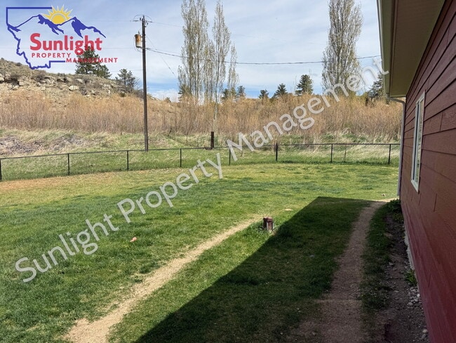 Building Photo - 3 Bed 2 Bath 2,756 sq ft on 2+ acres in Columbus
