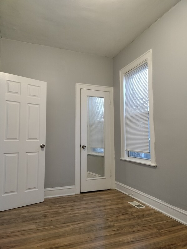 Building Photo - 705 E 92nd St