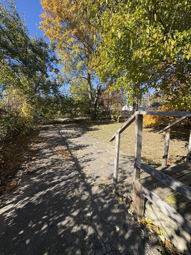 Building Photo - 2227 Homestead Dr