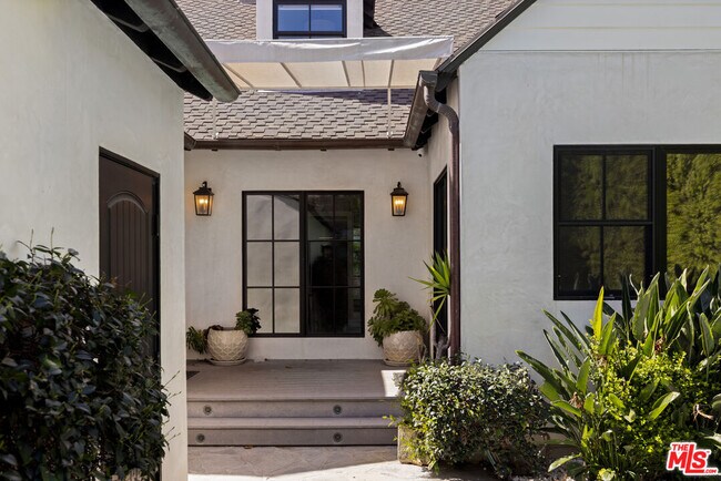 Building Photo - 4316 N Clybourn Ave