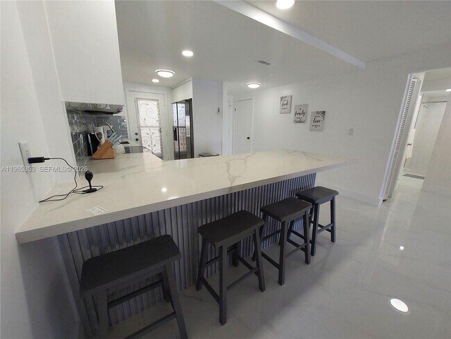 Building Photo - 400 Golden Isles Dr